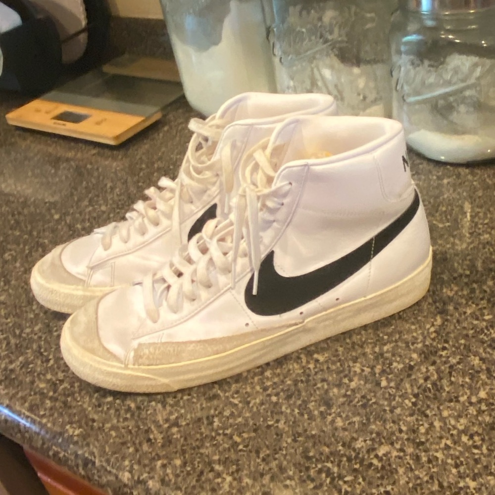 Men Nike Blazer Mid ‘77 Vintage | Size 11 | Pink tint on the tongue of t…